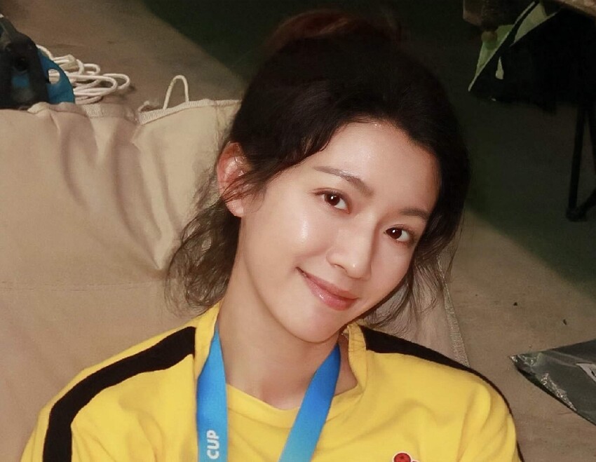 香港知名女星內地走紅，發揮「人肉發電機」魅力，陪笑老闆引熱議