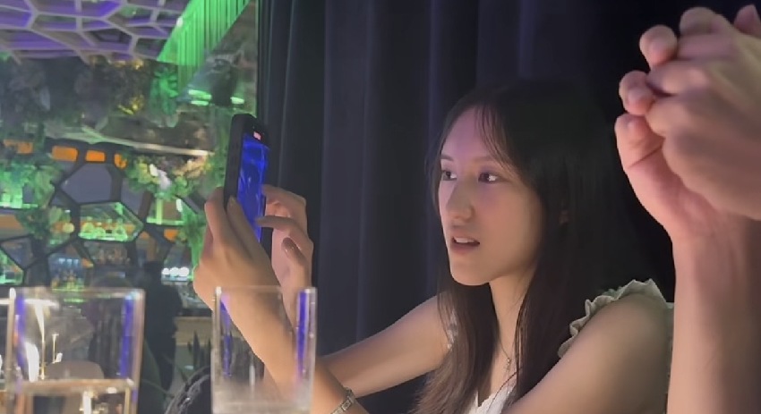 郭可盈女兒畢業全家外出慶祝，16歲林天若穿露臍裝，身高超過母親