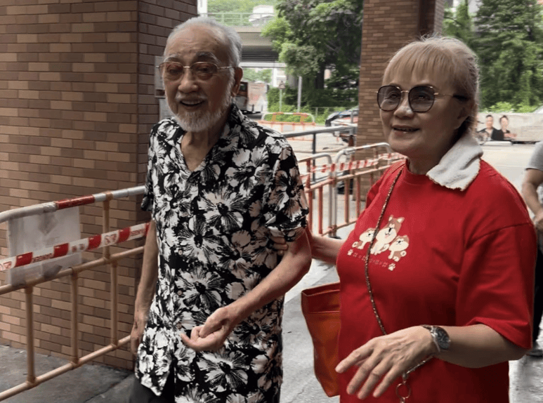 82歲盧海鵬生活艱難，右眼失明腿有傷，子女不在身邊多得友人相伴