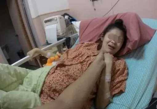 女兒難產 女婿竟然大喊要保孩子 當孩子出生後 岳父卻含淚給女婿一百萬