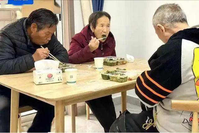 「吃飯八分飽」是錯的？醫生提醒：老人65歲後，吃飯儘量做到3點