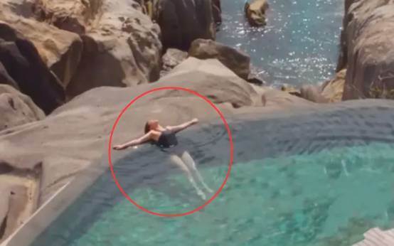 迪麗熱巴「游泳照」，鏡頭拍到水下腿型的一刻，98斤身材太真實了！
