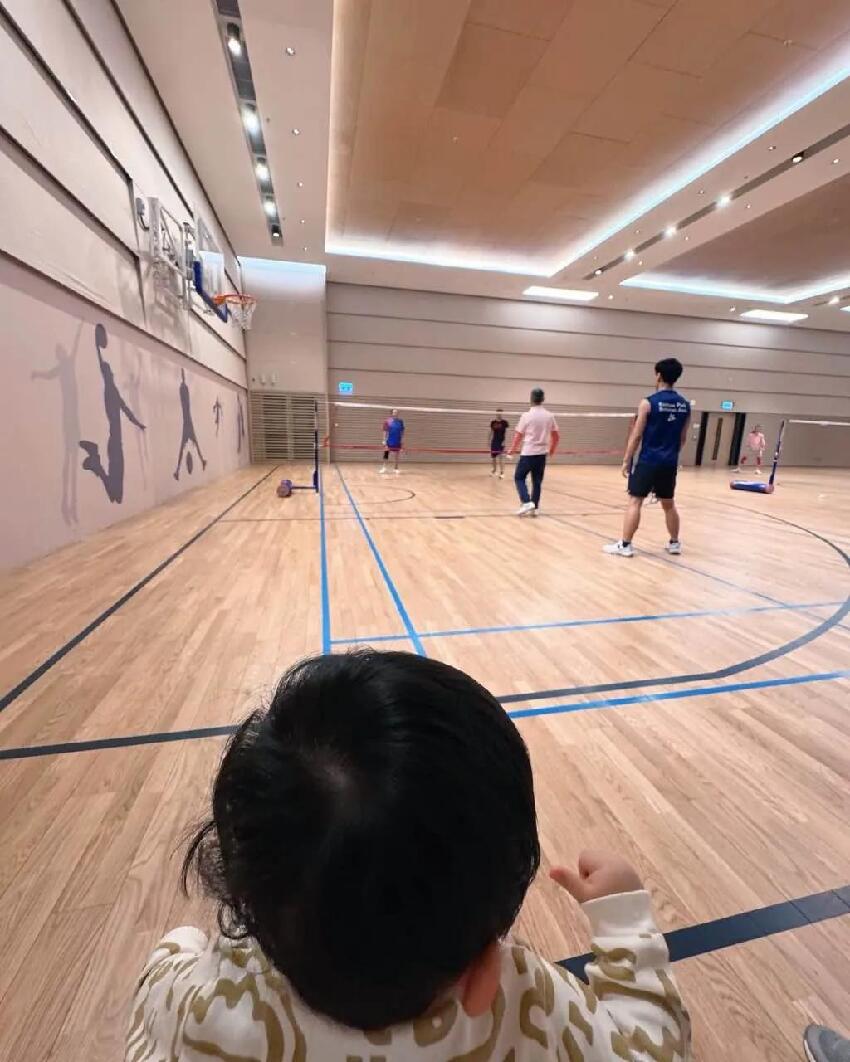 老戲骨郭鋒與林奕匡太太打球,年過七旬健步如飛,走出喪妻陰霾