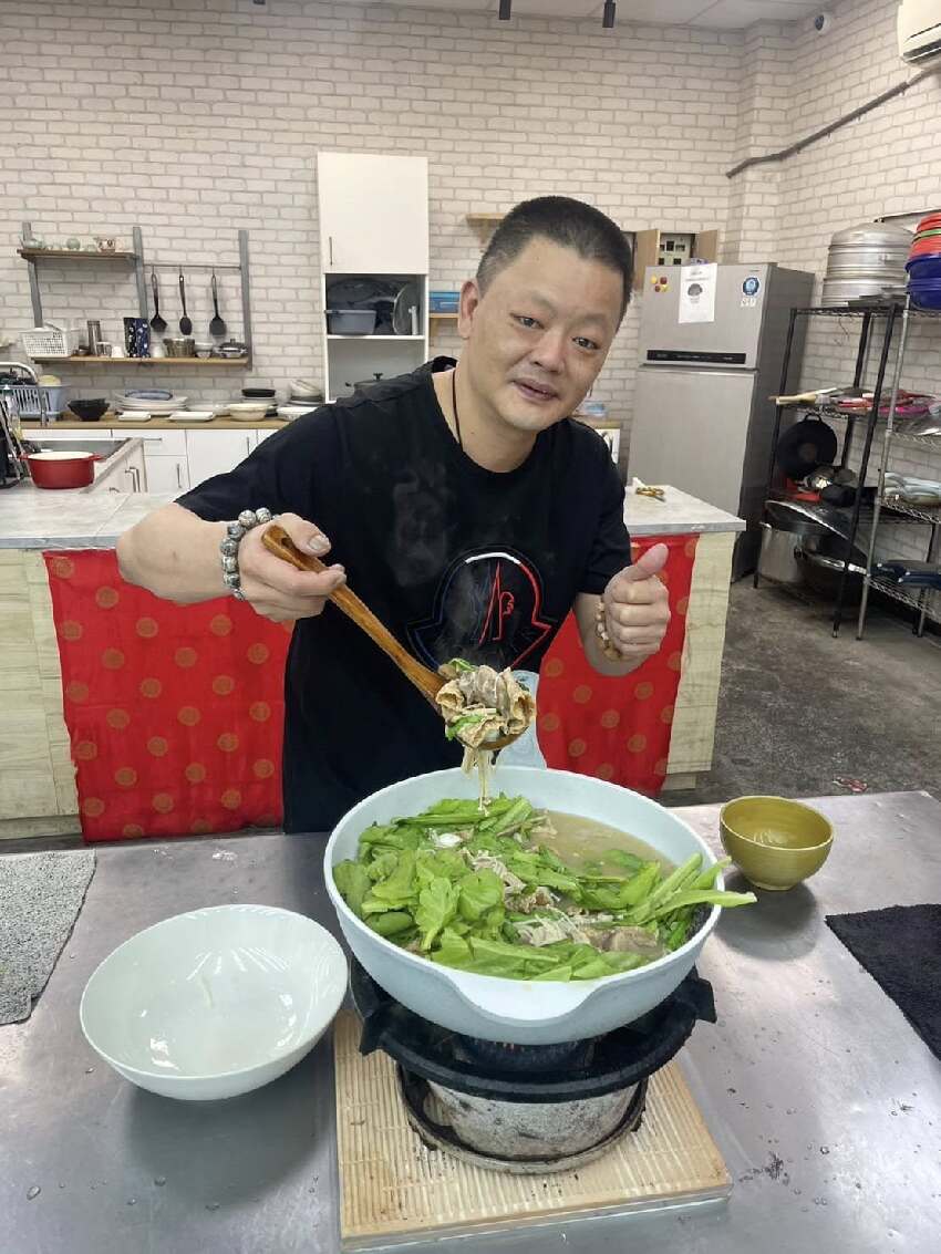46歲名廚肥大叔驟逝！年賺上億「曝3大賺錢大招」　婆媽都愛他「曾連續工作17小時」