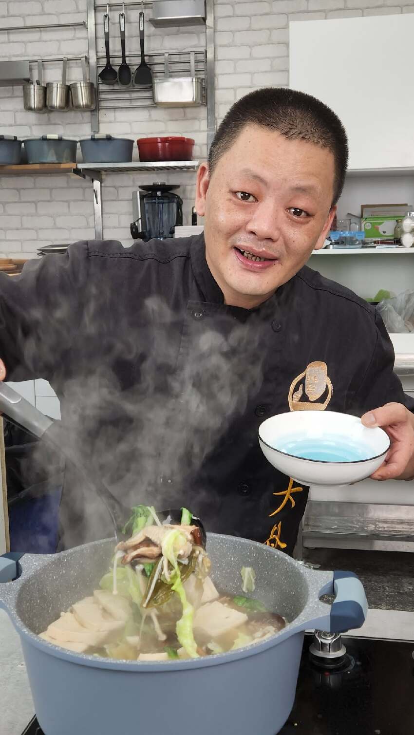 46歲名廚肥大叔驟逝！年賺上億「曝3大賺錢大招」　婆媽都愛他「曾連續工作17小時」