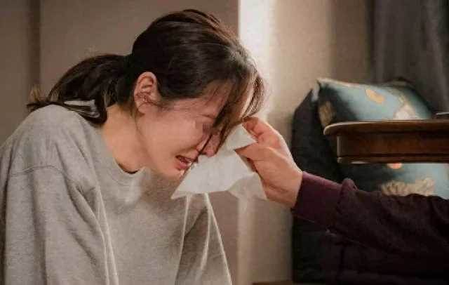 婆婆說要幫我做月子「要我退掉月子中心」我聽話照做！ 結果剛生完「老公帶公婆一家5口出國玩」留我一人在家顧寶寶…我冷靜下來後「打了2通電話」老公全家在國外不知所措