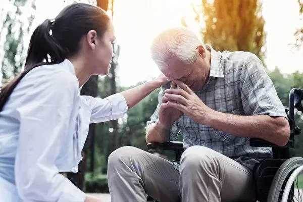 安寧病房護士親口陳述：人在死前「最後悔的五件事」看完請把握現在，別等到離世才後悔