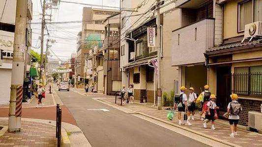 9歲女孩放學路上失蹤！10年後在「鄰居家中」被找到　母親「再見時」卻已不敢相認