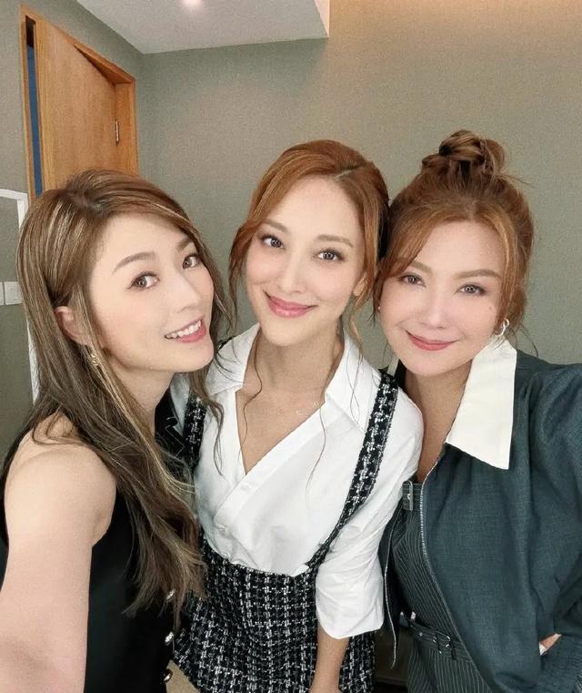 港圈恩愛夫妻慶祝結婚兩周年！曬一家三口合照，小傢伙被贊可愛