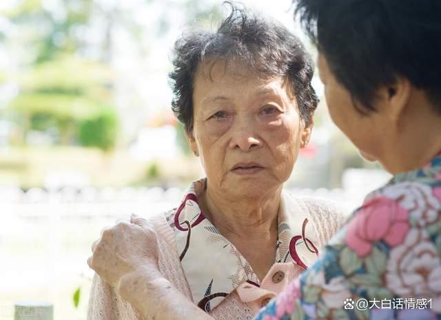 兒子去世兒媳將婆婆趕走，臨走給一個破布包，婆婆打開一看驚呆了