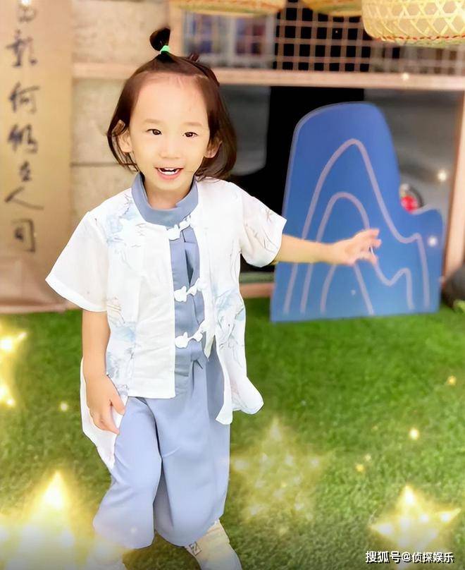 陳小春小兒子3歲生日照，hoho留長發好秀氣，笑起來像爸又像媽