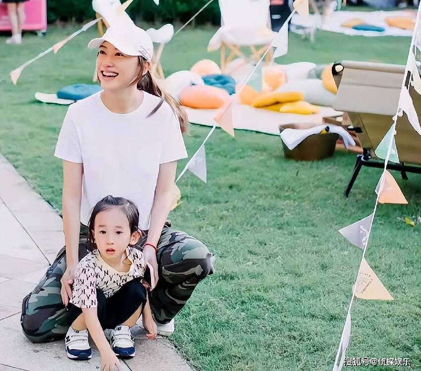 陳小春小兒子3歲生日照，hoho留長發好秀氣，笑起來像爸又像媽