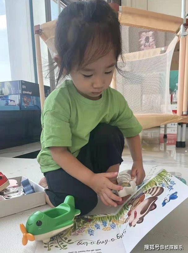 陳小春小兒子3歲生日照，hoho留長發好秀氣，笑起來像爸又像媽