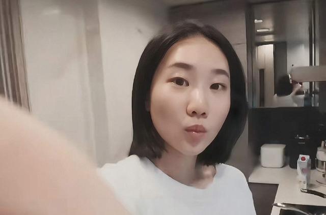 好慘！TVB新人港姐入行半年無工可開，自曝和公司簽了五年長約