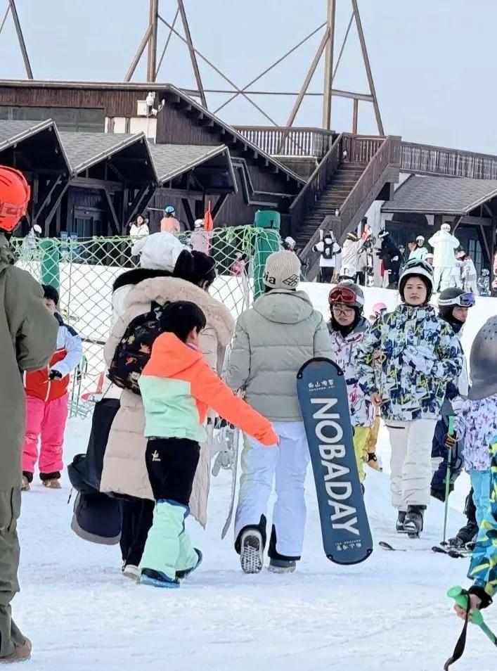 陳妍希素顏帶兒子滑雪，母子互動溫馨，8歲小星星長高到媽媽肩膀