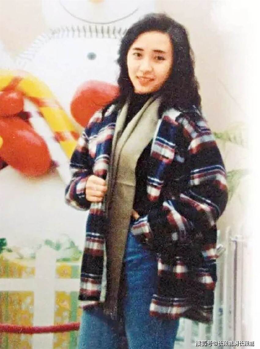 她是王晶的「美女助理」，為鬼片選景離奇失蹤，托夢稱被3人沉湖，警方調查后，驚出一身冷汗！