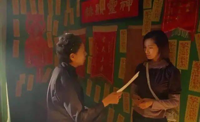 她是王晶的「美女助理」，為鬼片選景離奇失蹤，托夢稱被3人沉湖，警方調查后，驚出一身冷汗！