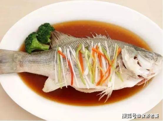 魚刺卡嗓子裡，千萬別喝醋吞米飯，簡單一招魚刺自己「跑出來」！