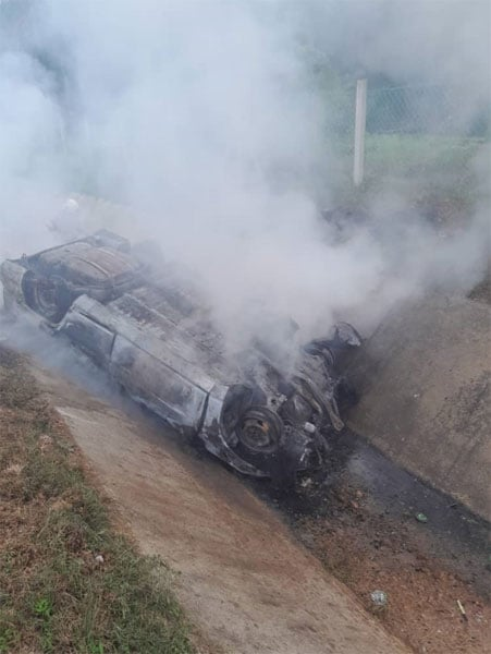 恐怖車禍！轎車翻落排水道起火 4人燒成焦屍