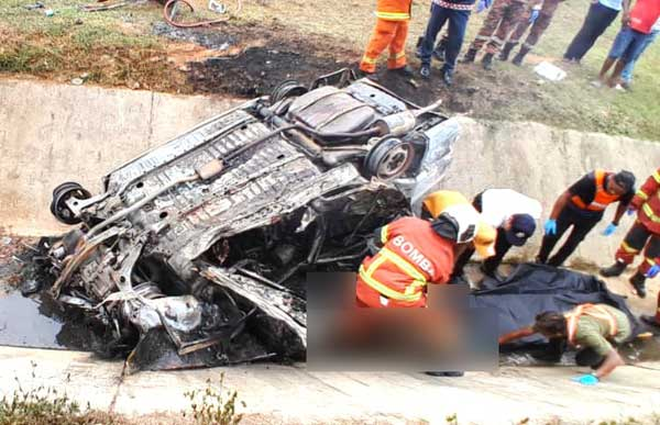 恐怖車禍！轎車翻落排水道起火 4人燒成焦屍