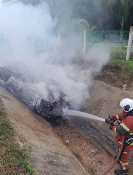 恐怖車禍！轎車翻落排水道起火 4人燒成焦屍