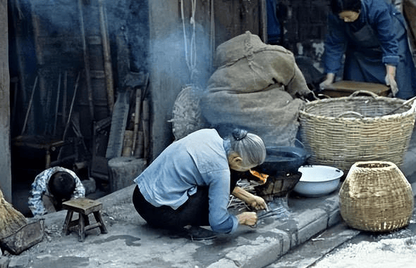 大伯無兒無女，晚年想回老家讓我給他養老，父親一句話讓眾人閉嘴