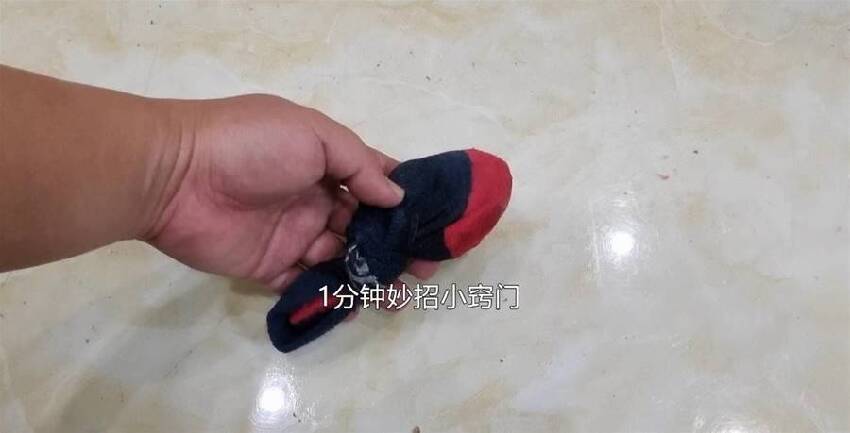 襪子剪一刀,綁椅子上太實用了,解決了家家困擾的煩惱,學到賺到
