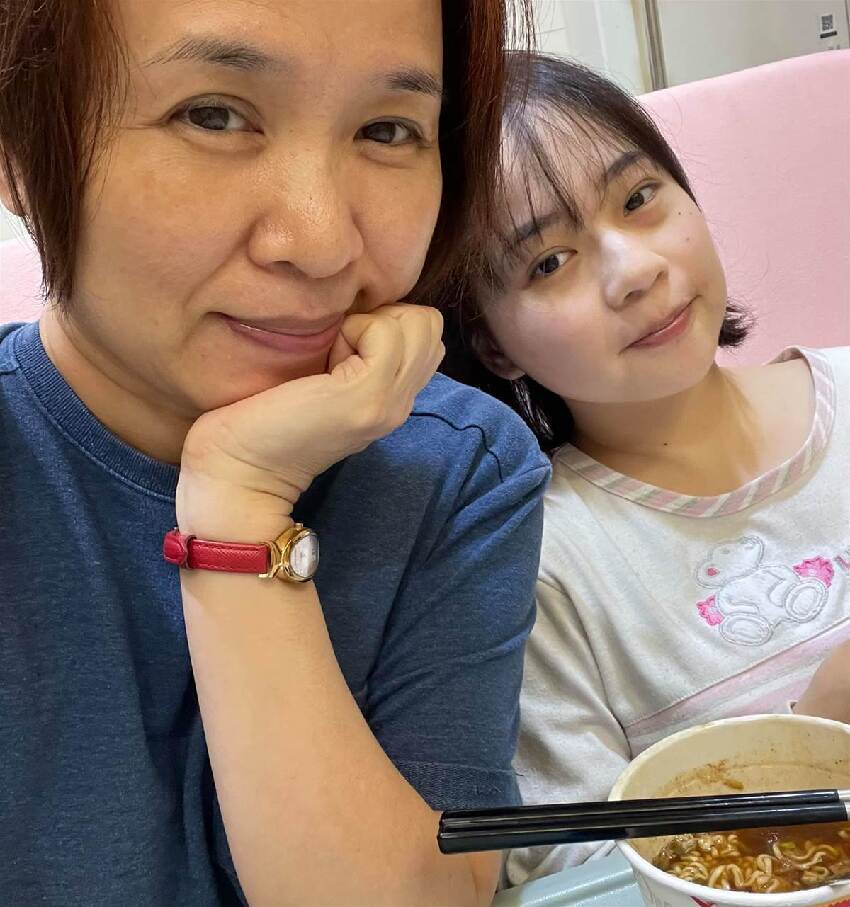 才抗癌成功！楊月娥抱著大女兒痛哭「已經站不起來」蠟燭兩頭燒嘆「真的累了」