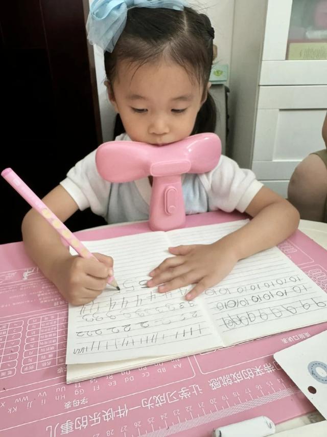 震撼！香港4歲星二代每天上2間幼兒園，車上刷牙吃飯上廁所午睡