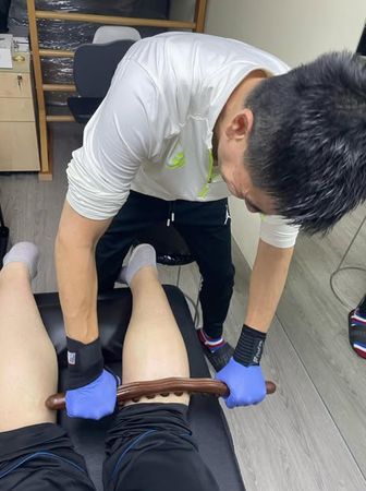 罹病爆瘦15公斤! 50歲名主持「轉行改當整骨師」被粉絲認出 客人絡繹不絕「大咖明星也排隊」