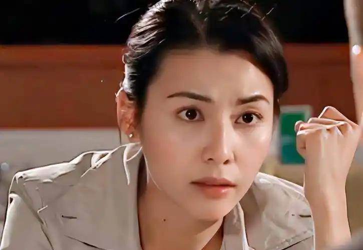 嫁給超帥天王！昔日清新女神「婚後淡出演藝圈」 53歲久違復出「發福炸出雙下巴」粉絲全崩潰