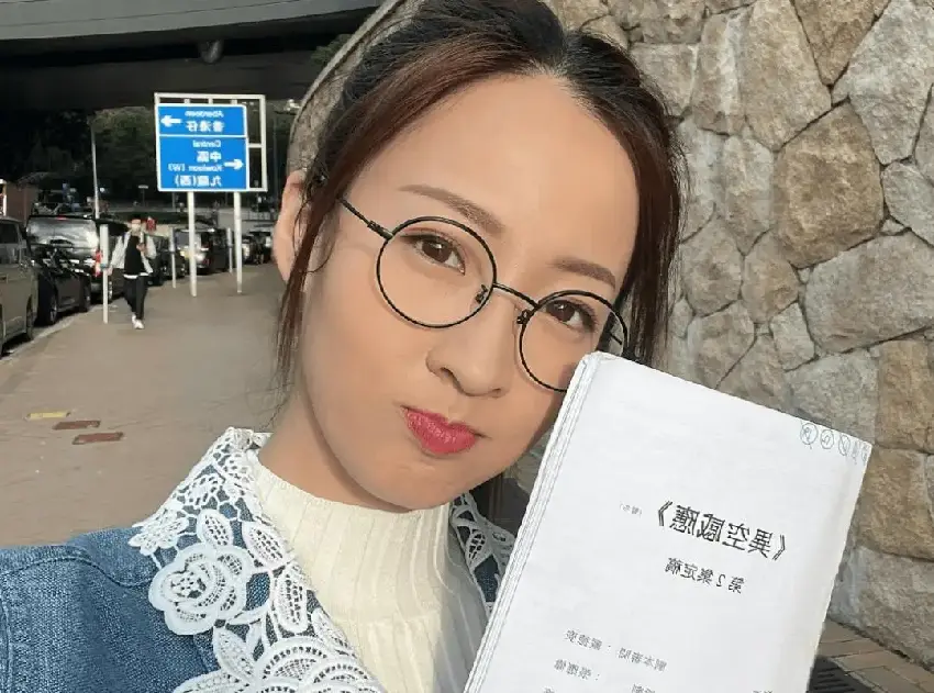 31歲TVB小花演女主妹妹表現亮眼，為追夢兼職的士司機幫補收入