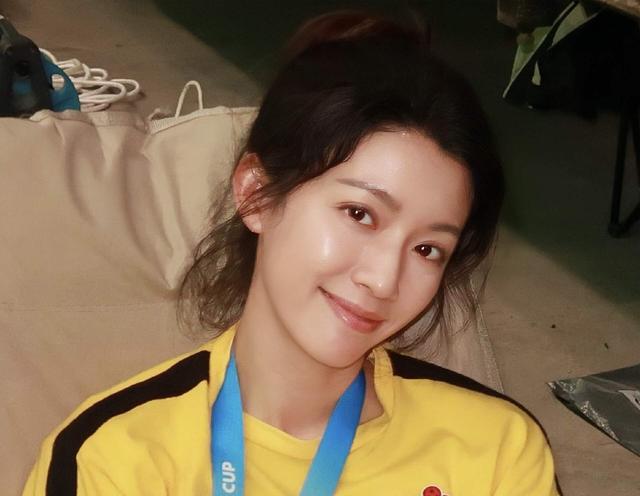 香港知名女星內地走紅，發揮「人肉發電機」魅力，陪笑老闆引熱議