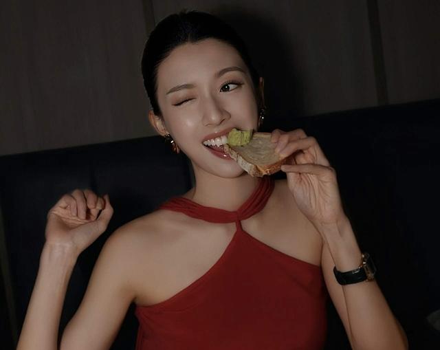 香港知名女星內地走紅，發揮「人肉發電機」魅力，陪笑老闆引熱議