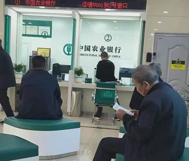 居民存款被「鎖死」2025年個人存取現金,將全部按「新規」來,早知道不吃虧