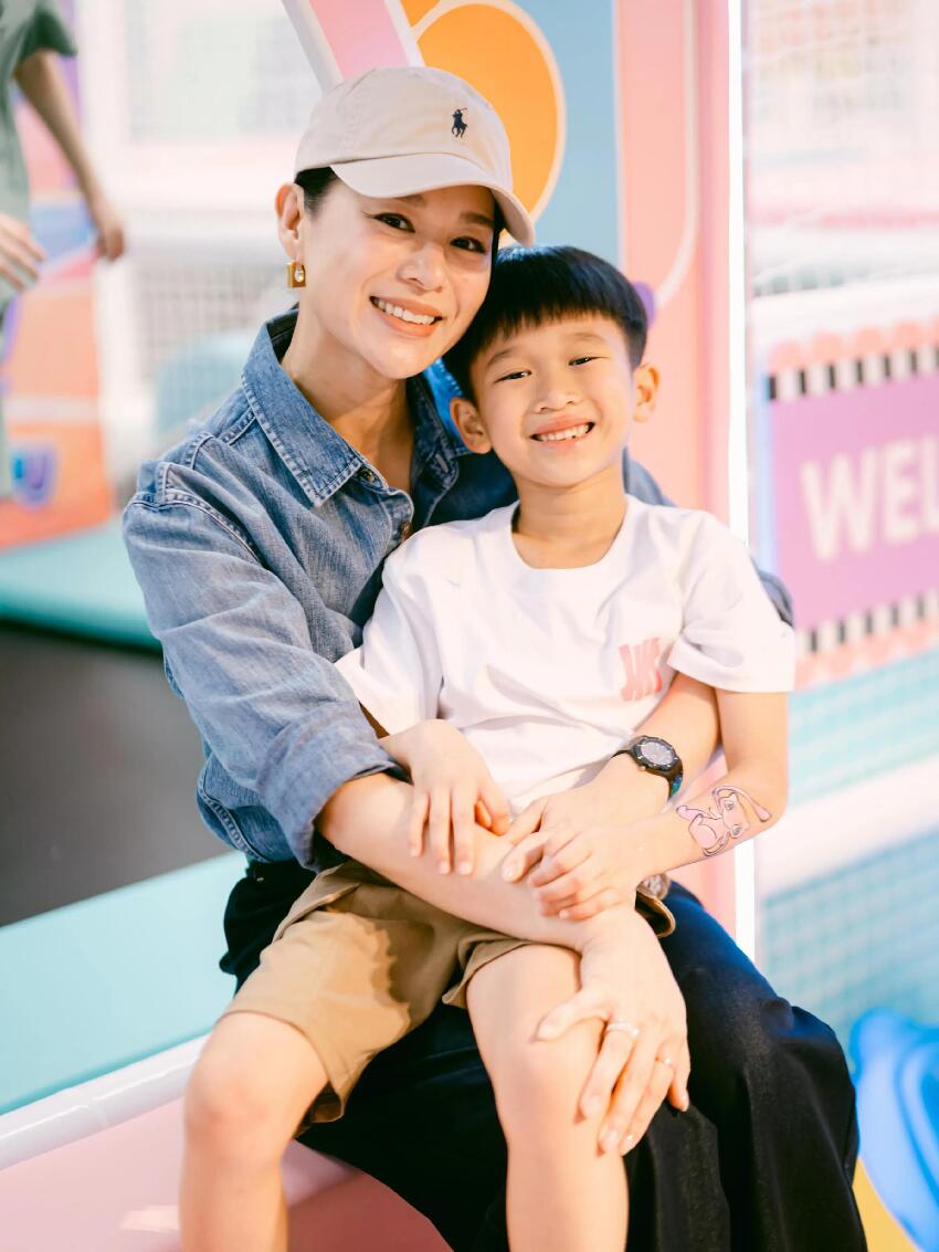 胡杏兒曬全家福為次子慶生，7歲奕霖帥氣可愛，模樣越來越像媽媽