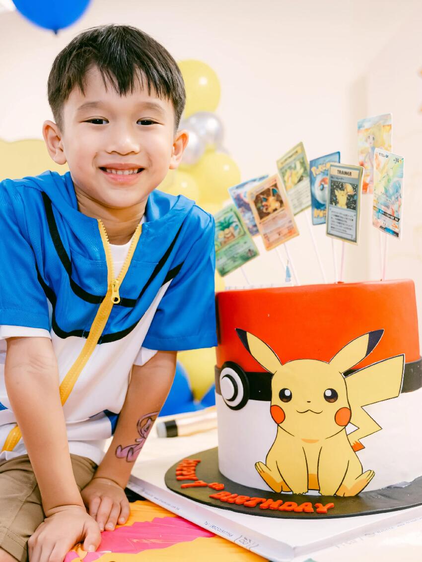 胡杏兒曬全家福為次子慶生，7歲奕霖帥氣可愛，模樣越來越像媽媽
