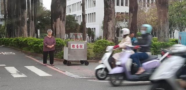 整天都沒人光顧！無助阿嬤「路邊賣雞蛋糕」網友好心搶購　在地人「不小心曝身分」網：眼淚收回來了