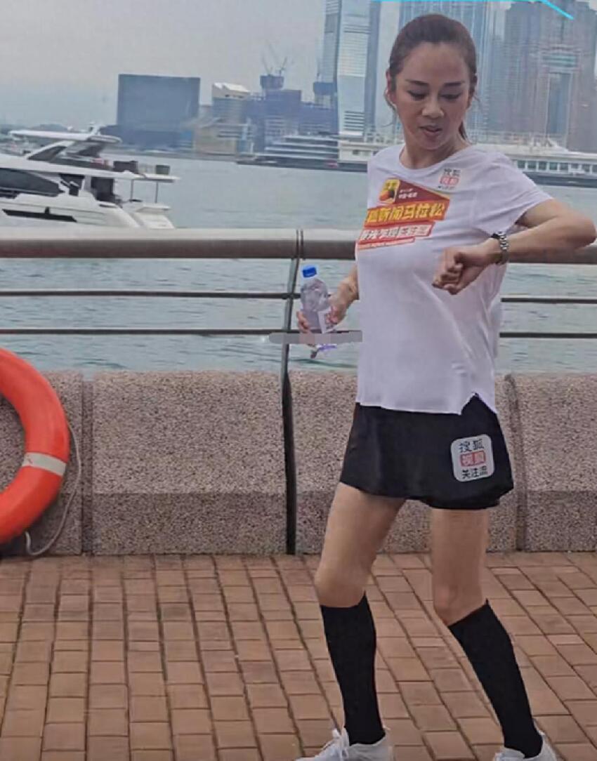 55歲陳松伶跑馬拉松，體態年輕臉卻顯老，和林志玲可不像同齡人