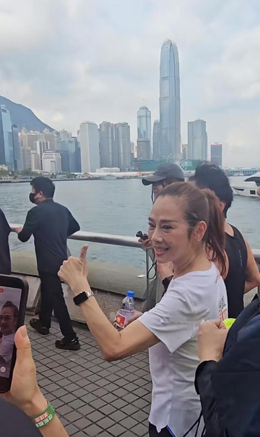 55歲陳松伶跑馬拉松，體態年輕臉卻顯老，和林志玲可不像同齡人