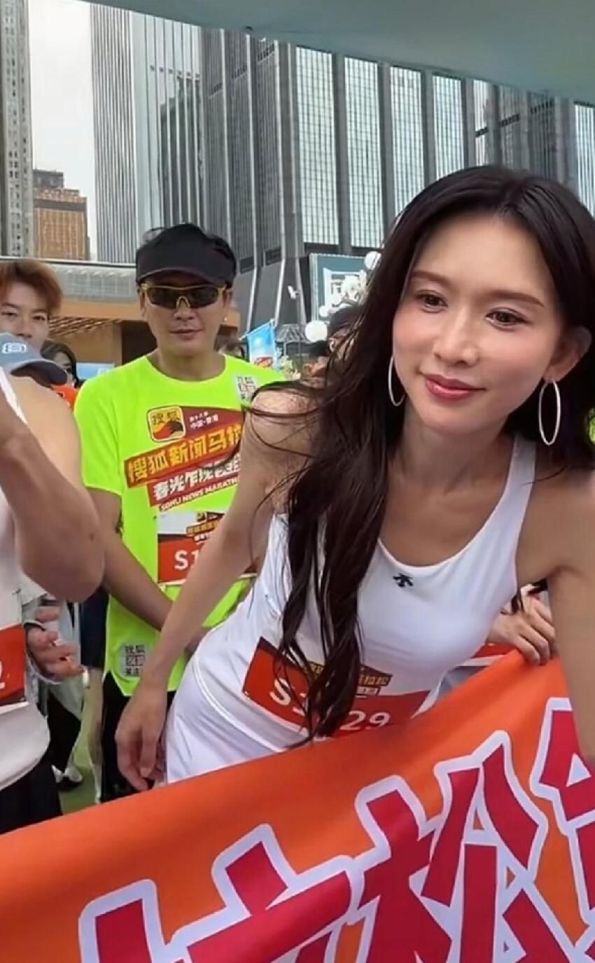 55歲陳松伶跑馬拉松，體態年輕臉卻顯老，和林志玲可不像同齡人