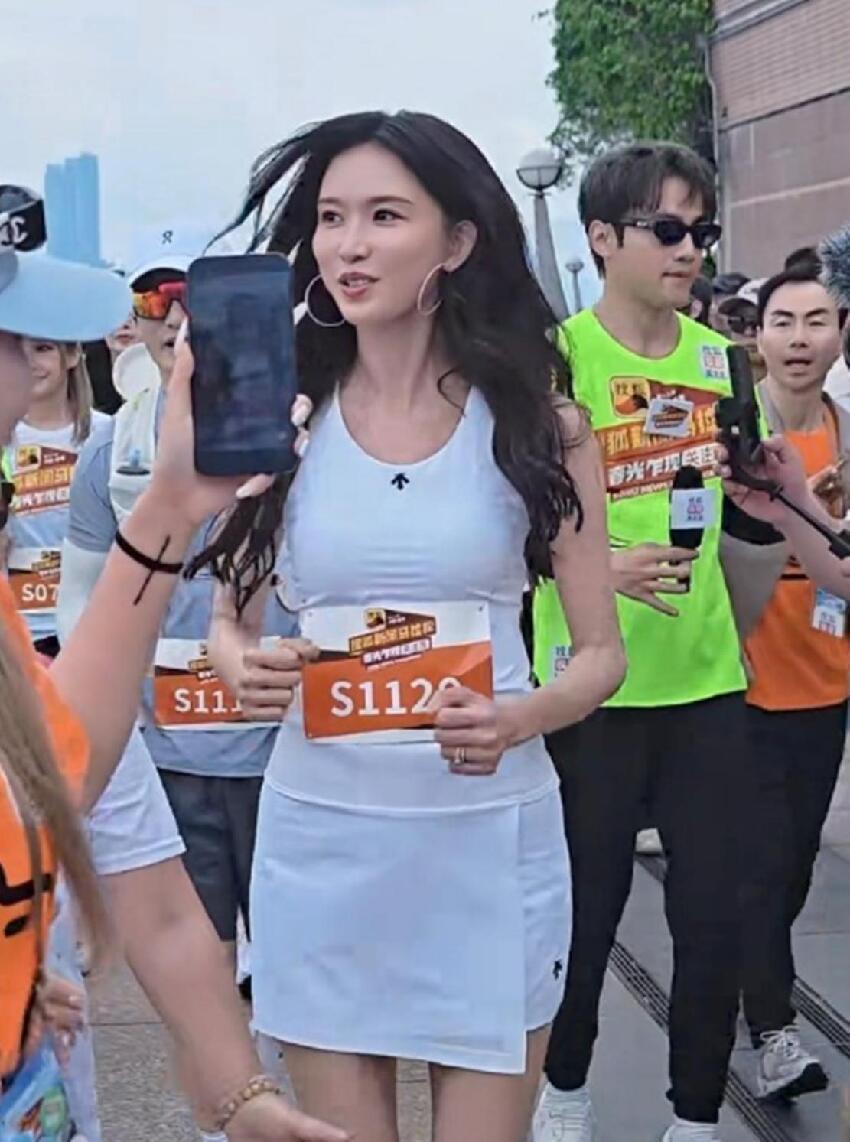 55歲陳松伶跑馬拉松，體態年輕臉卻顯老，和林志玲可不像同齡人