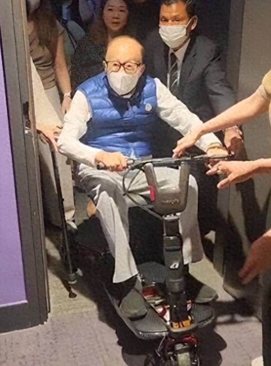 身家破兆也沒用！97歲前首富「虛弱坐輪椅」集團搖搖欲墜，至今無法退休「全因兩個60歲兒子」