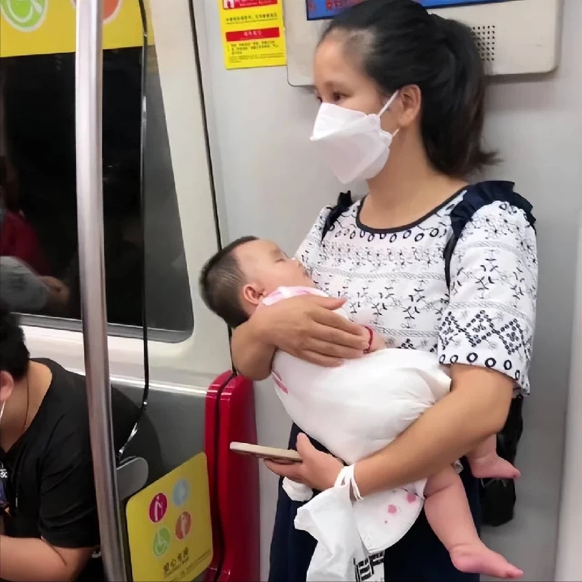 小夫妻抱熟睡女兒乘車，全程「無人讓座」，寶寶這一舉動讓人心疼