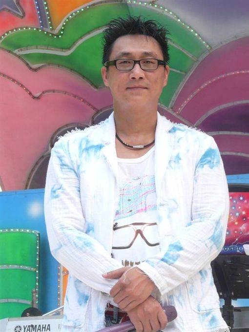 斷腿靠賣貨維生！59歲資深男星「驚曝負債500萬」錢被坑走，當場「暴怒點名他」： 養老鼠咬布袋