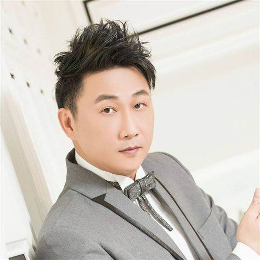 斷腿靠賣貨維生！59歲資深男星「驚曝負債500萬」錢被坑走，當場「暴怒點名他」： 養老鼠咬布袋