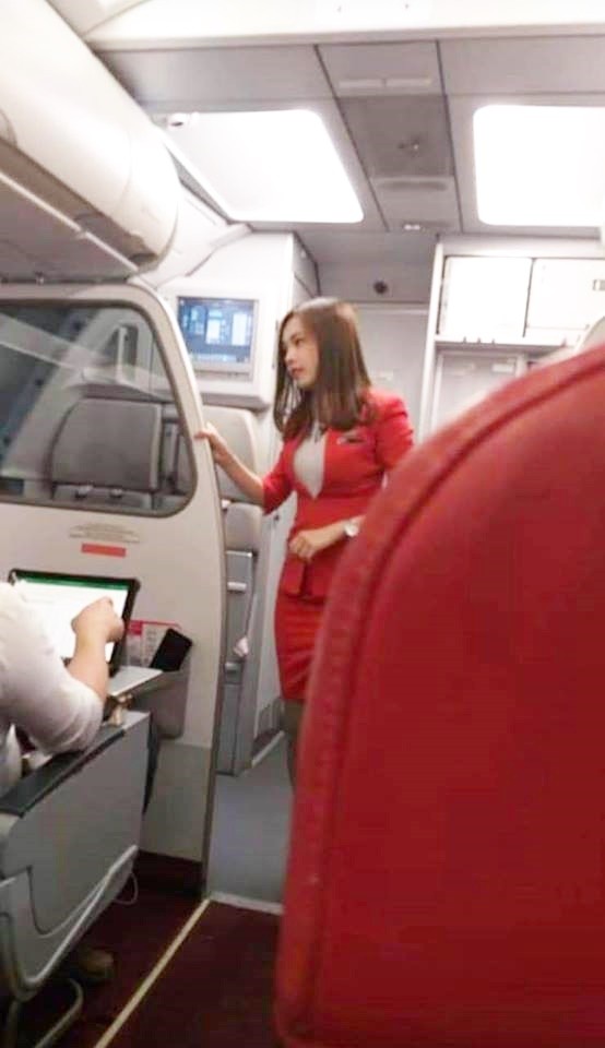 堪稱亞洲最美！乘客搭機「隨手拍2張照」意外捧紅空姐　臉書被翻出「私下美照好害羞」迷倒眾人