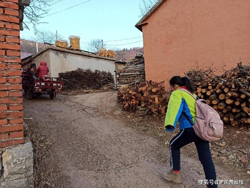 我上學向繼父借2千路費，他把錢扔地上讓我撿，20年後我哭暈在墳前