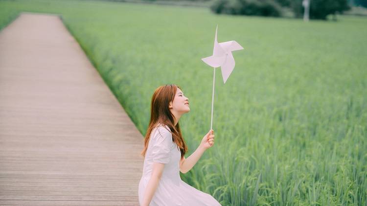 一個女人長期缺愛的4個表現