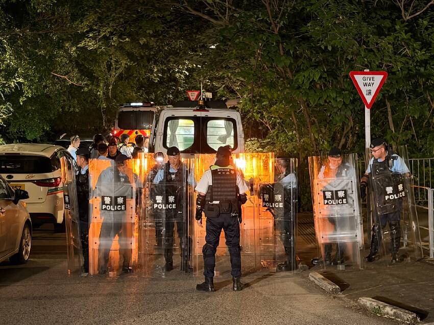 震動全港！27歲女子深夜被多隻狗圍咬致死，2個月爆發8起犬只襲擊事件…